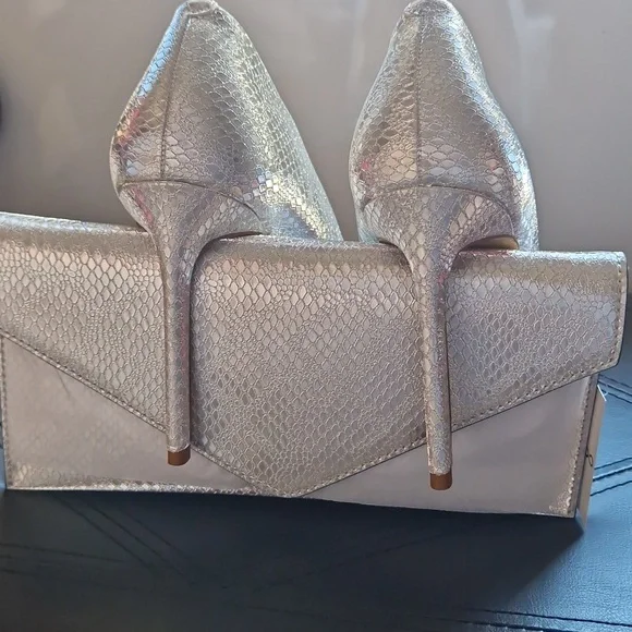 Aldo Elegant Silver Stiletto Heels With Matching Clutch. - Picture 11 of 15